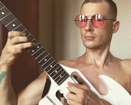 Anders_of_Diner_the_band-Traveler Guitar®