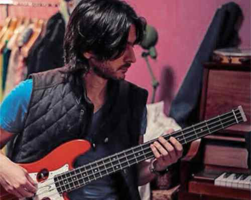 Andres-Rotmistrovsky_TB-4P_RED_7cc7e715-45a7-4932-ad65-afe751c30991-Traveler Guitar®