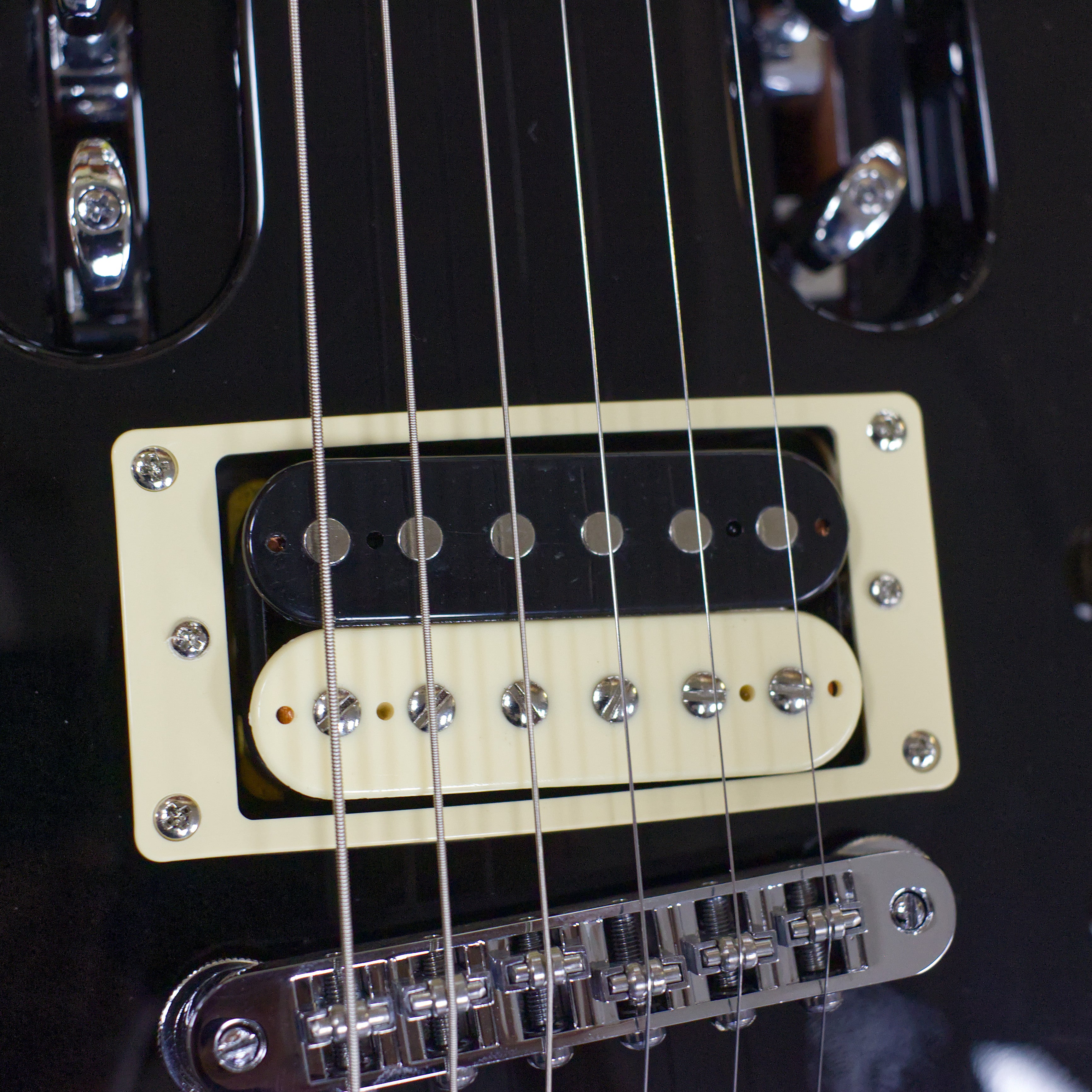 EG-1 Deluxe Mod Shop (Gloss Black/ Locking Tuners)-Traveler Guitar®