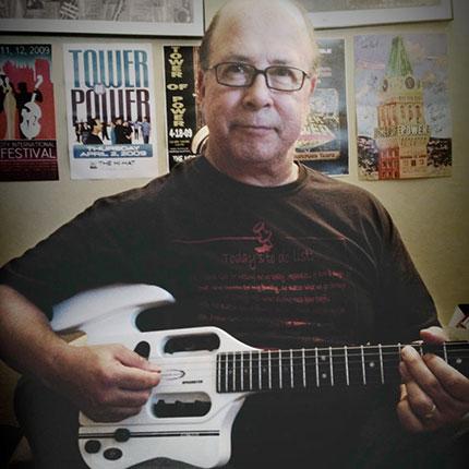 Emilio Castillo - Traveler Guitar®