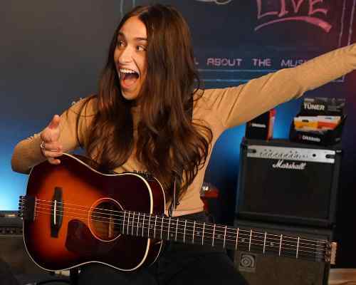 Laurel Wright - Traveler Guitar®