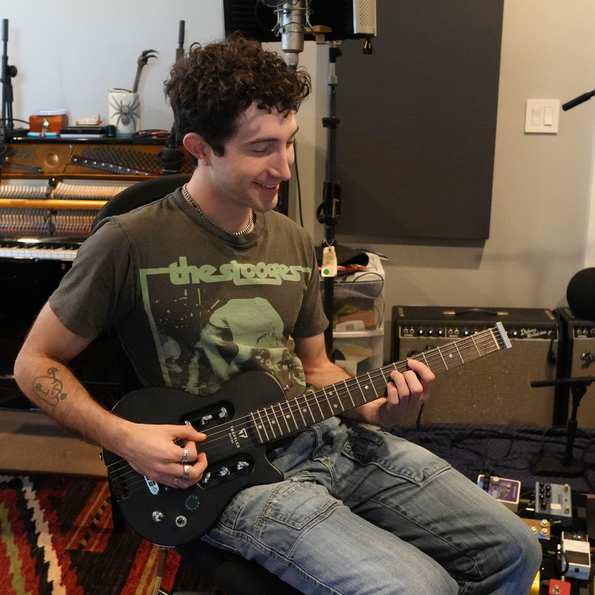 Levi Evans - Traveler Guitar®