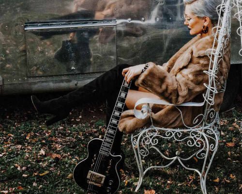 Liz Kelly - Traveler Guitar®
