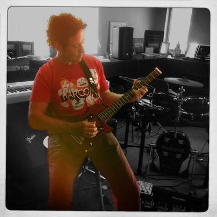 Rob Morrow - Traveler Guitar®