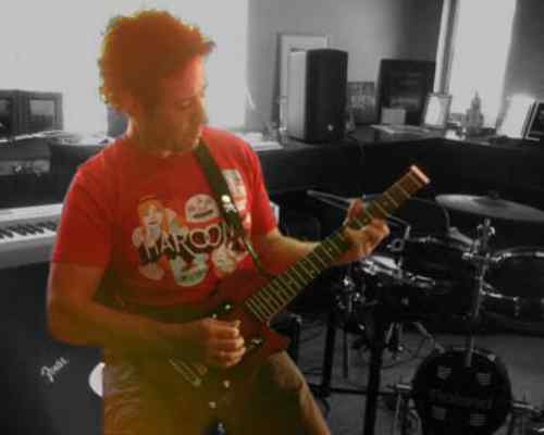 Rob-Morrow-Traveler Guitar®